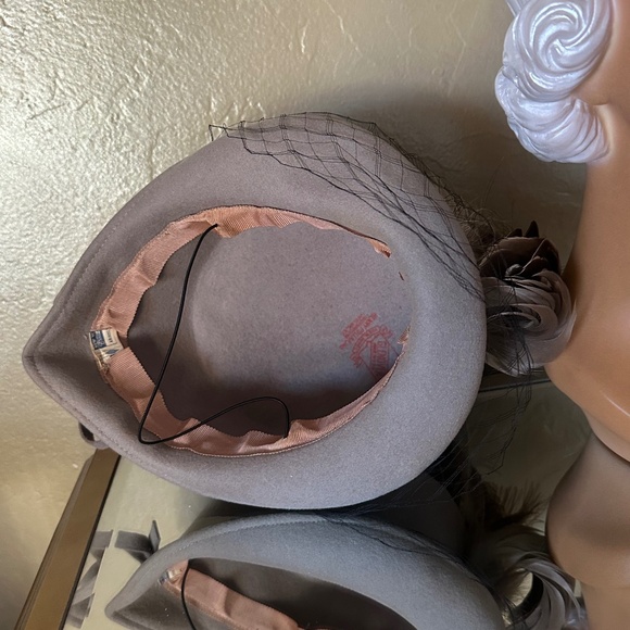 FABULOUS 1940\'s TAUPE TOP HAT STYLE HAT + BROWN/IVORY FEATHERS main image 6